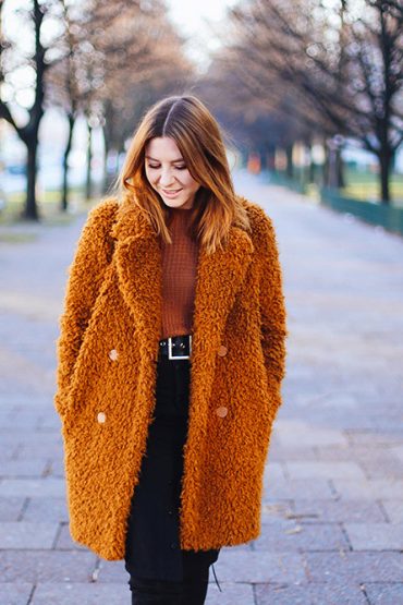 Overknee Stiefel Outfit mit Midirock und Teddystoff Mantel Overknee Stiefel Outfit mit Midirock und Teddystoff Mantel