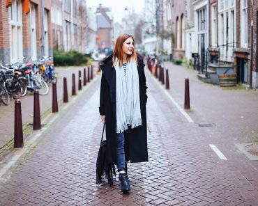 Amsterdam Streetstyle: schwarzer Oversize Mantel und Cut Out Boots Amsterdam Streetstyle: schwarzer Oversize Mantel und Cut Out Boots