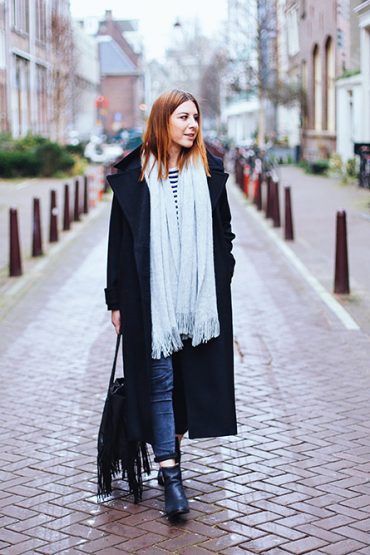 Amsterdam Streetstyle: schwarzer Oversize Mantel und Cut Out Boots Amsterdam Streetstyle: schwarzer Oversize Mantel und Cut Out Boots