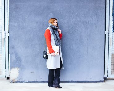 Layering Outfit mit Oversize Schal, flared Jeans und Weste Layering Outfit mit Oversize Schal, flared Jeans und Weste