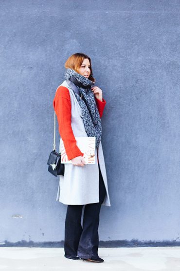 Layering Outfit mit Oversize Schal, flared Jeans und Weste Layering Outfit mit Oversize Schal, flared Jeans und Weste