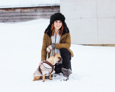 Schnee Outfit mit warmen Winter Boots und dicker Jacke Schnee Outfit mit warmen Winter Boots und dicker Jacke