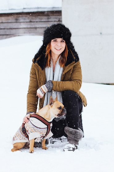 Schnee Outfit mit warmen Winter Boots und dicker Jacke Schnee Outfit mit warmen Winter Boots und dicker Jacke