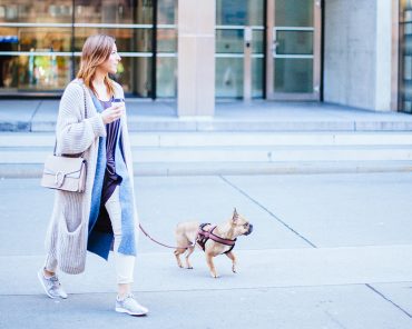 New Balance Outfit mit Free People Jeans und Cardigan über Cardigan New Balance Outfit mit Free People Jeans und Cardigan über Cardigan