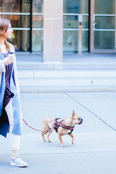 New Balance Outfit mit Free People Jeans und Cardigan über Cardigan New Balance Outfit mit Free People Jeans und Cardigan über Cardigan
