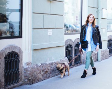 Outfit with leather jacket, green trousers and Guess bag Outfit with leather jacket, green trousers and Guess bag