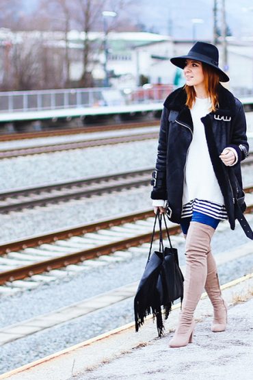 Layering: Oversize Pullover und beige Overknees Layering: Oversize Pullover und beige Overknees