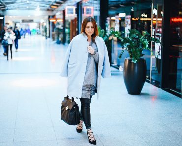 Outfit für den Valentinstag – Abendoutfit mit Leder Leggings, Print Bluse und Wollpullover Outfit für den Valentinstag – Abendoutfit mit Leder Leggings, Print Bluse und Wollpullover