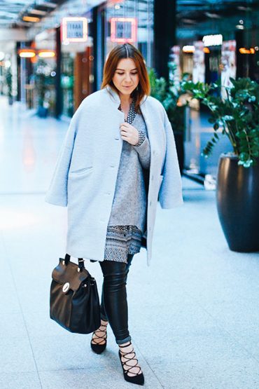 Outfit für den Valentinstag – Abendoutfit mit Leder Leggings, Print Bluse und Wollpullover Outfit für den Valentinstag – Abendoutfit mit Leder Leggings, Print Bluse und Wollpullover