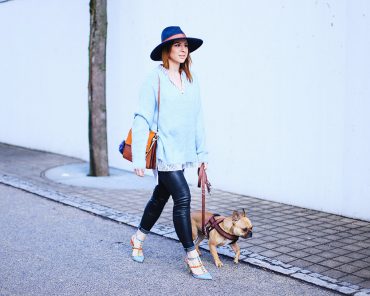 Hellblau kombinieren: Streetstyle mit Pullover und High Heels Hellblau kombinieren: Streetstyle mit Pullover und High Heels