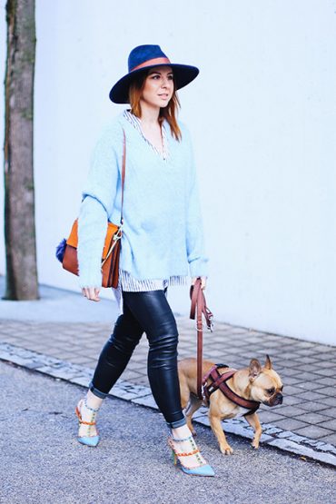 Hellblau kombinieren: Streetstyle mit Pullover und High Heels Hellblau kombinieren: Streetstyle mit Pullover und High Heels