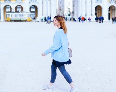 Pastell Outfit mit grauer Jeans und hellblauem Pullover Pastell Outfit mit grauer Jeans und hellblauem Pullover