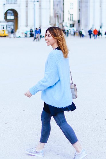 Pastell Outfit mit grauer Jeans und hellblauem Pullover Pastell Outfit mit grauer Jeans und hellblauem Pullover