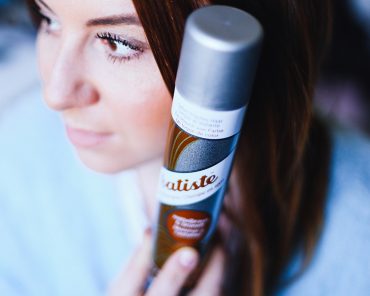 Erfahrungsbericht: Batiste Trockenshampoo Anwendung Erfahrungsbericht: Batiste Trockenshampoo Anwendung