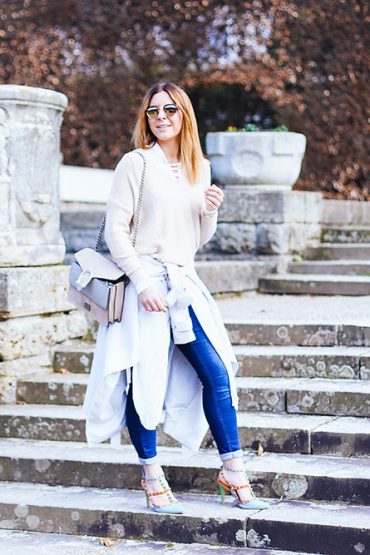 Beigen Trenchcoat kombinieren: Mit Skinny Jeans und Valentino Rockstuds Beigen Trenchcoat kombinieren: Mit Skinny Jeans und Valentino Rockstuds