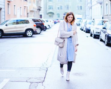 Hellblaue Weste, Lederhose und Oversize Cardigan Hellblaue Weste, Lederhose und Oversize Cardigan