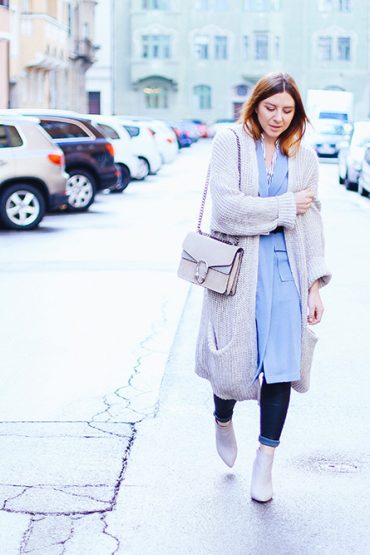 Hellblaue Weste, Lederhose und Oversize Cardigan Hellblaue Weste, Lederhose und Oversize Cardigan