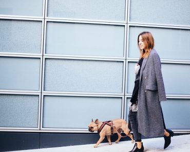 Moschino Gürtel über Blazer und Biker Jeans mit Cut Out Boots Moschino Gürtel über Blazer und Biker Jeans mit Cut Out Boots