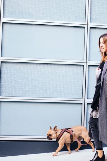 Moschino Gürtel über Blazer und Biker Jeans mit Cut Out Boots Moschino Gürtel über Blazer und Biker Jeans mit Cut Out Boots