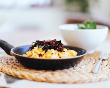 Vegane Käsespätzle mit Feldsalat Vegane Käsespätzle mit Feldsalat