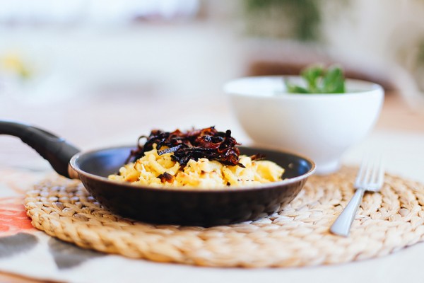 Vegane Käsespätzle mit Feldsalat