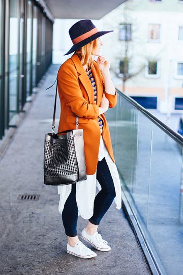 Freizeit Outfit mit bunten Streifen und Longblazer Freizeit Outfit mit bunten Streifen und Longblazer