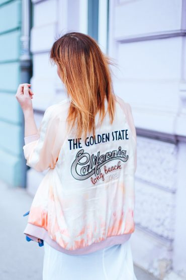 Pastell Outfit: Zara Bomberjacke mit Print und hellblaue Tasche Pastell Outfit: Zara Bomberjacke mit Print und hellblaue Tasche