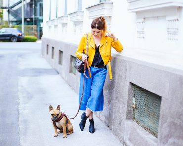 gelbe Lederjacke, Denim Culotte und Lingerie Shirt gelbe Lederjacke, Denim Culotte und Lingerie Shirt