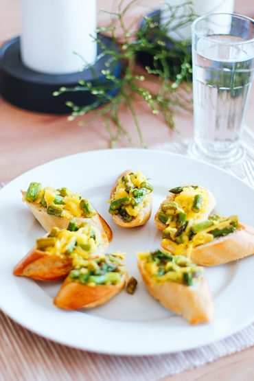 Schneller Snack für zwischendurch: Vegane Spargel Bruschetta Schneller Snack für zwischendurch: Vegane Spargel Bruschetta