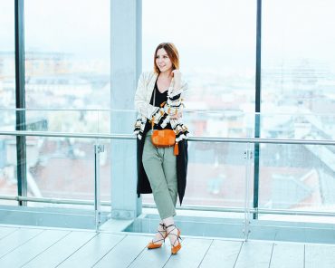 Baggy Hose in Khaki, Mid Heels und Boho Cardigan Baggy Hose in Khaki, Mid Heels und Boho Cardigan