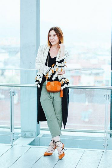 Baggy Hose in Khaki, Mid Heels und Boho Cardigan Baggy Hose in Khaki, Mid Heels und Boho Cardigan