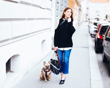 Kick Flare Jeans mit Mules und Pullover mit Cold Shoulder Kick Flare Jeans mit Mules und Pullover mit Cold Shoulder