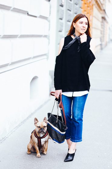 Kick Flare Jeans mit Mules und Pullover mit Cold Shoulder Kick Flare Jeans mit Mules und Pullover mit Cold Shoulder