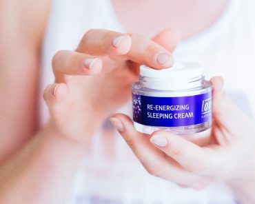 Schönheitsschlaf meets Re-Energizing Sleeping Cream von lavera Schönheitsschlaf meets Re-Energizing Sleeping Cream von lavera