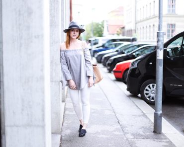 Graue Off-Shoulder Bluse und schwarze Mules mit Zierschleife Graue Off-Shoulder Bluse und schwarze Mules mit Zierschleife