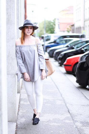 Graue Off-Shoulder Bluse und schwarze Mules mit Zierschleife Graue Off-Shoulder Bluse und schwarze Mules mit Zierschleife