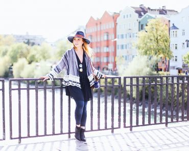 Schwarze Ankle Boots mit Blusenkleid und Boho Jacke Schwarze Ankle Boots mit Blusenkleid und Boho Jacke