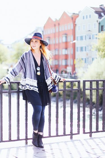 Schwarze Ankle Boots mit Blusenkleid und Boho Jacke Schwarze Ankle Boots mit Blusenkleid und Boho Jacke