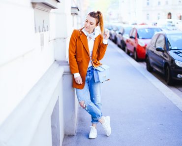 Sporty Casual mit Levis 501 CT Jeans, Adidas Sneaker und weißem Body Sporty Casual mit Levis 501 CT Jeans, Adidas Sneaker und weißem Body