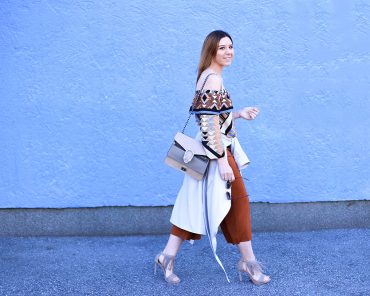 Off-Shoulder Outfit mit Culotte und Fransen High Heels Off-Shoulder Outfit mit Culotte und Fransen High Heels