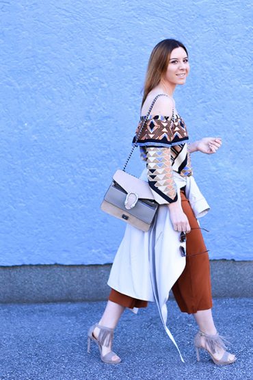 Off-Shoulder Outfit mit Culotte und Fransen High Heels Off-Shoulder Outfit mit Culotte und Fransen High Heels