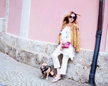 Pailletten Jacke, weiße cropped Jeans und Tunika Pailletten Jacke, weiße cropped Jeans und Tunika