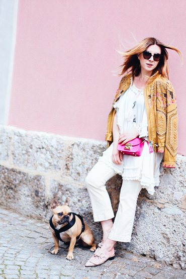 Pailletten Jacke, weiße cropped Jeans und Tunika Pailletten Jacke, weiße cropped Jeans und Tunika