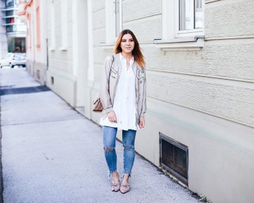 Beige Satin Bomberjacke und Mules mit Zierschleife Beige Satin Bomberjacke und Mules mit Zierschleife