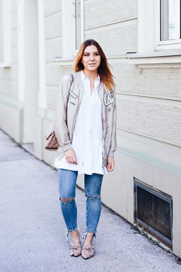 Beige Satin Bomberjacke und Mules mit Zierschleife Beige Satin Bomberjacke und Mules mit Zierschleife