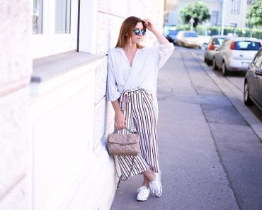 Culotte mit Streifen und Sneakers Culotte mit Streifen und Sneakers