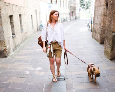 Isabel Marant Shorts, Oversize Bluse und braune Chanel Vintage Tasche Isabel Marant Shorts, Oversize Bluse und braune Chanel Vintage Tasche