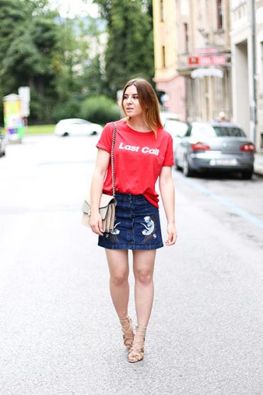 Jeansrock mit Stickerei und Last Call T-Shirt Jeansrock mit Stickerei und Last Call T-Shirt