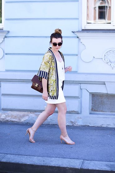 Kimono Outfit mit weißem Jeansrock Kimono Outfit mit weißem Jeansrock