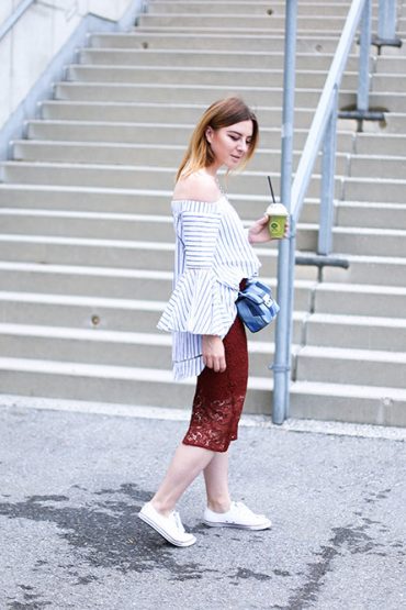 Midirock mit Spitze zu Sneakers und Off Shoulder Bluse Midirock mit Spitze zu Sneakers und Off Shoulder Bluse